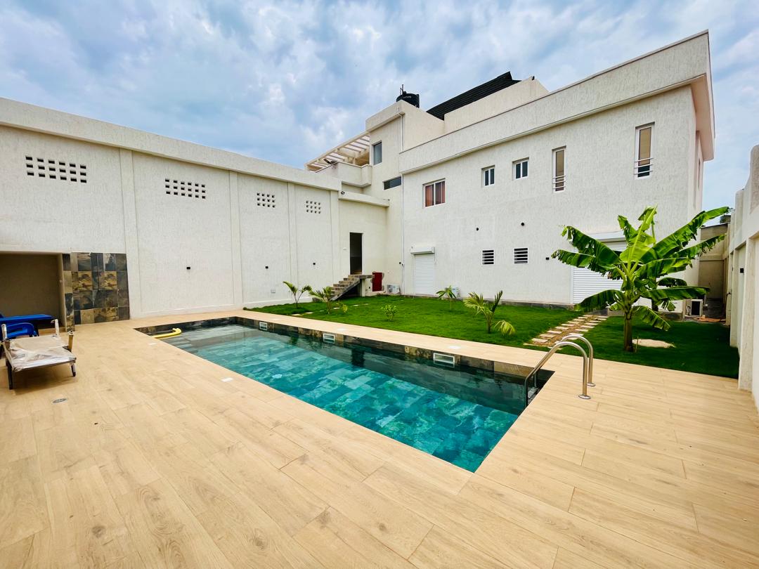 Villa meublée 3 chambres avec piscine à louer à Adidogomé Carrefour AÏSED – 1 200 000 FCFA
