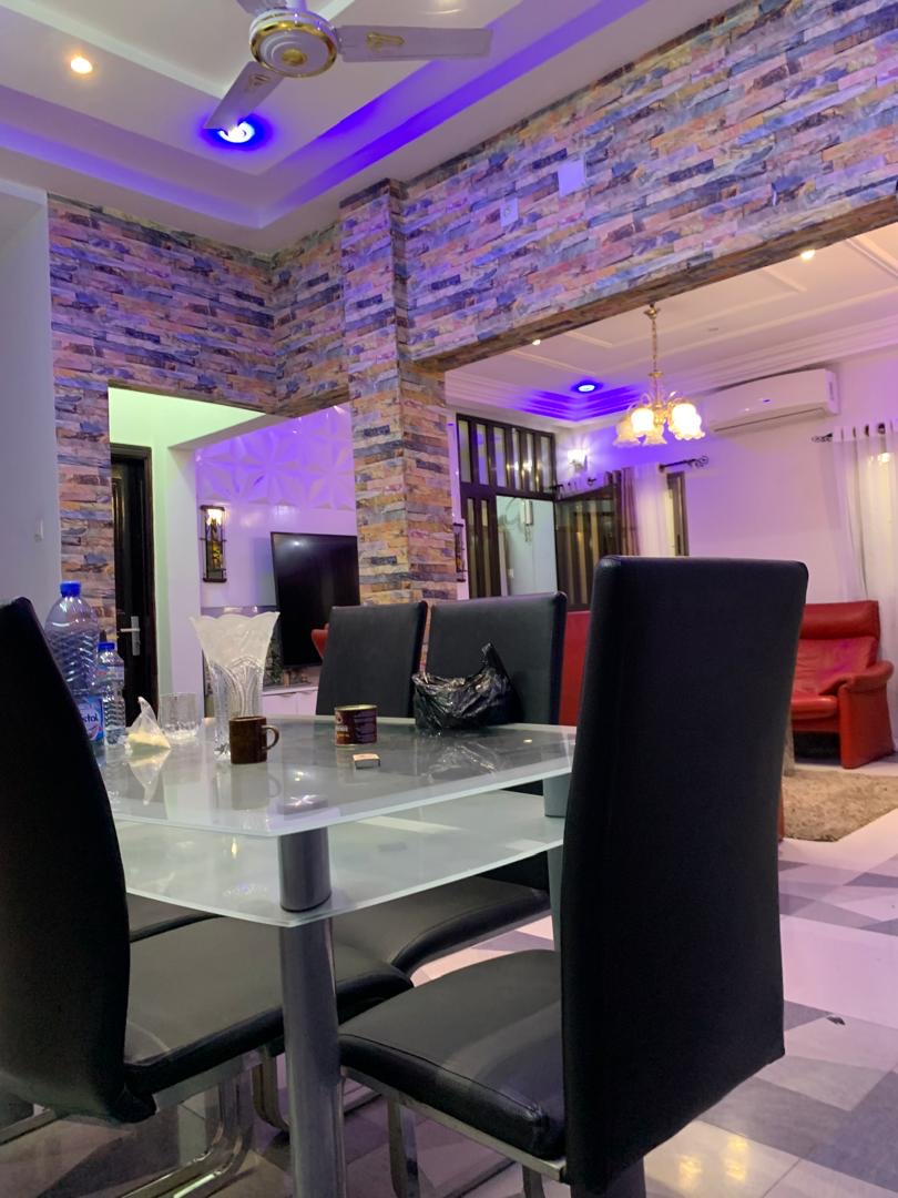 UNE MINI VILLA À VENDRE – À CÔTÉ DE L’HÔTEL DE L’AÉROPORT DE LOMÉ (ANGLE DE RUE)