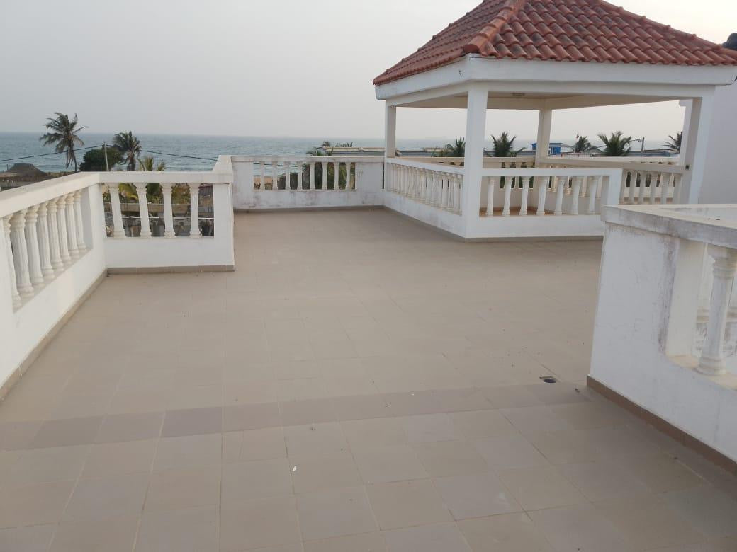 À VENDRE – VILLA DUPLEX 9 PIÈCES AVEC GRAND JARDIN À AVÉPOZO, CÔTÉ PLAGE (1 LOT)