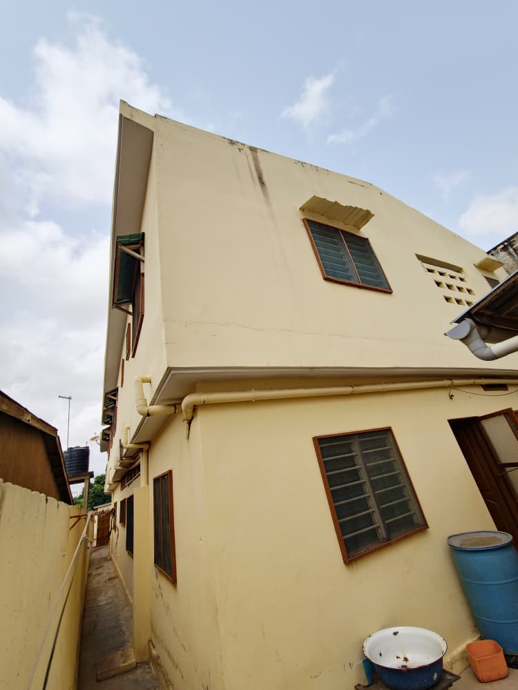 Villa R+1 à vendre à Totsi – 65 millions FCFA