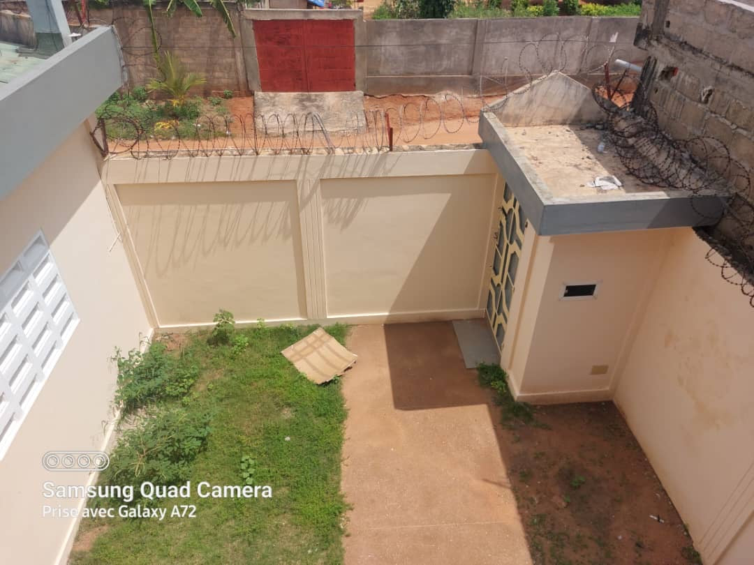 À LOUER – VILLA MEUBLÉE DE 5 PIÈCES À AGOÈ FIL O PARC – 100M DU GOUDRON – 300.000F CFA/MOIS