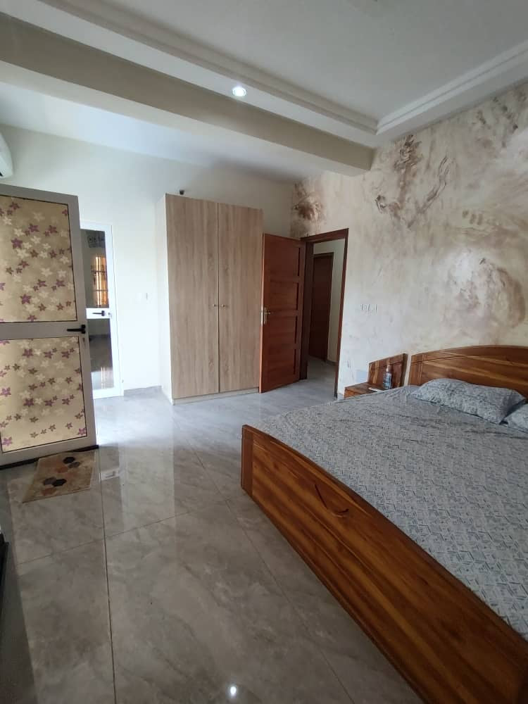 VILLA TRIPLEX MEUBLÉE À LOUER À ATTIEGOU (7 CHAMBRES, PISCINE, TERRAIN DE BASKETBALL)