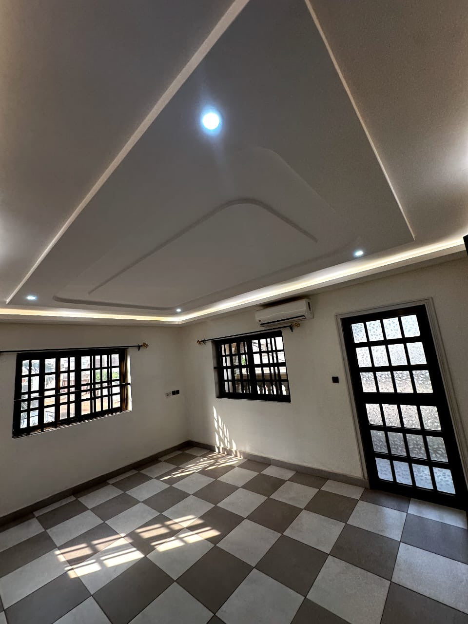 Villa duplex à louer à Tokoin Soted – 900000 FCFA/mois