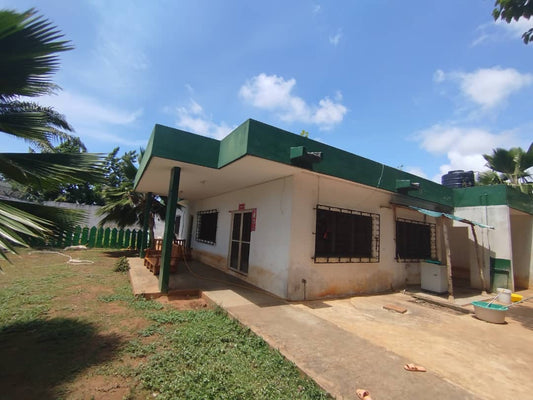 MAISON DE 4 PIÈCES À VENDRE À LOMÉ, LA CAISSE – ANGLE DE RUE AVEC ESPACE PISCINE