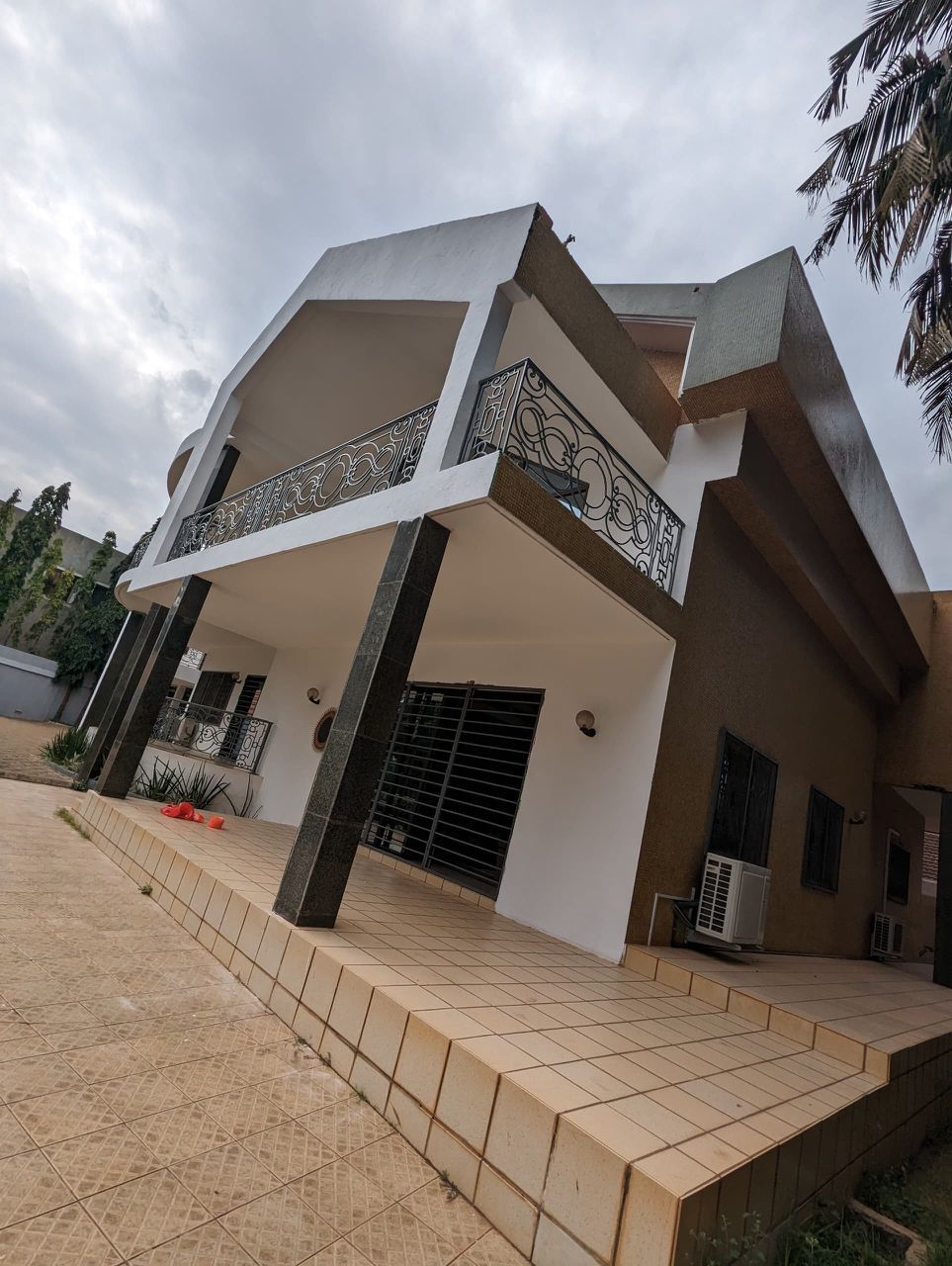 À LOUER : MAISON DE 12 CHAMBRES AVEC PISCINE À DJIDJOLÉ – 2.500.000F/MOIS