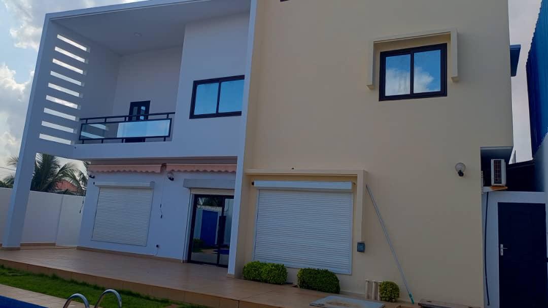 À LOUER – Villa 6 pièces avec piscine à Hedzranawoé Tigamé | 1,5 million FCFA/mois
