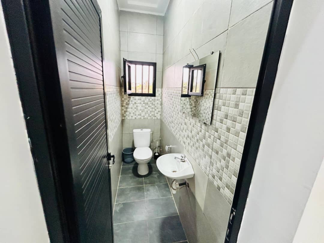 À LOUER – Villa meublée avec piscine à Zanguéra | 4 chambres | Grand jardin | 1.200.000 FCFA/mois