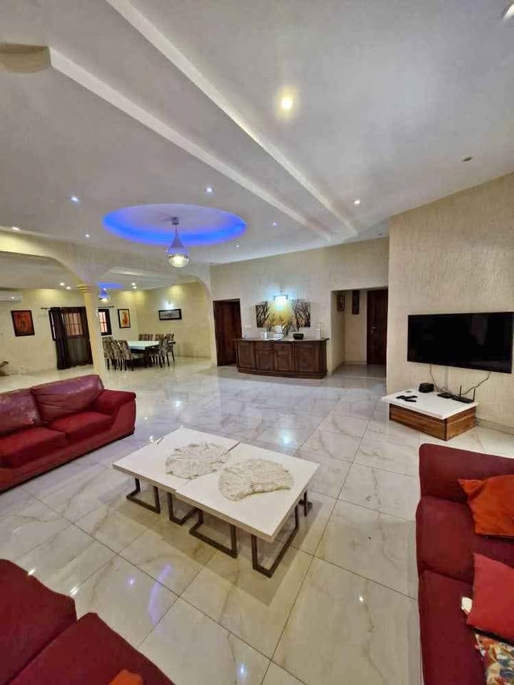 À LOUER – VILLA MEUBLÉE 4 PIÈCES (3 CHAMBRES SALON) AVEC JACUZZI À ADIDOGOMÉ