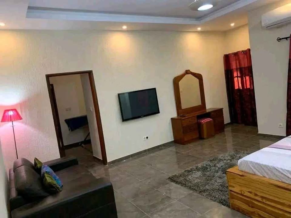 À LOUER – VILLA MEUBLÉE 4 PIÈCES (3 CHAMBRES SALON) AVEC JACUZZI À ADIDOGOMÉ