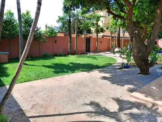 À LOUER – VILLA MEUBLÉE 4 PIÈCES (3 CHAMBRES SALON) AVEC JACUZZI À ADIDOGOMÉ