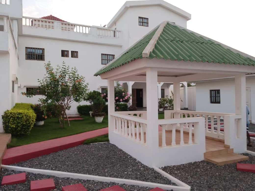 À VENDRE – VILLA DUPLEX 9 PIÈCES AVEC GRAND JARDIN À AVÉPOZO, CÔTÉ PLAGE (1 LOT)