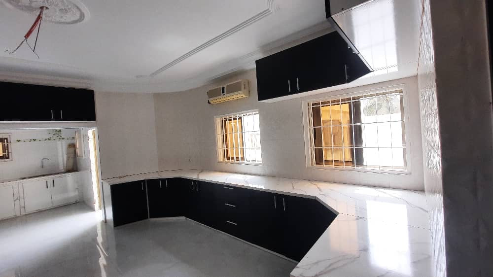 LOCATION LUXUEUSE VILLA À LOUER À ADIDOGOMÉ AMÉNOPÉ (13 CHAMBRES)