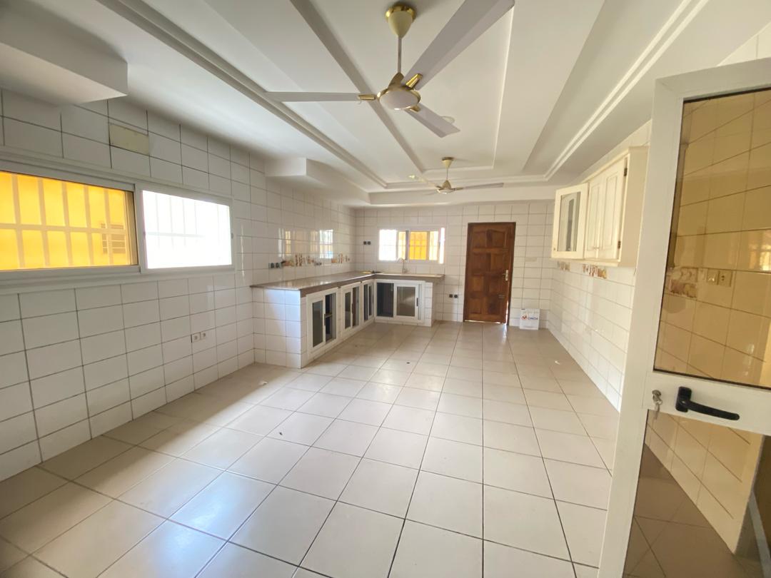 UNE VILLA À LOUER DANS LA CITÉ OUA (5 CHAMBRES, 3 DÉPENDANCES, PISCINE)