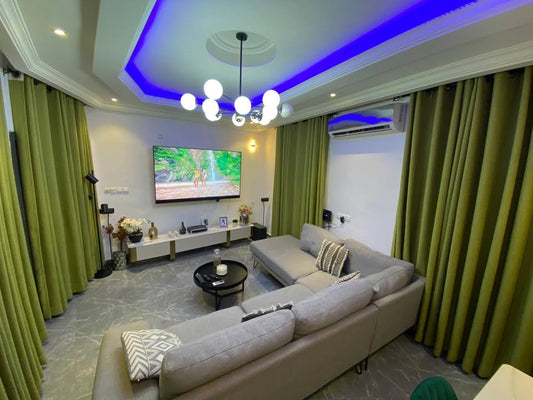 À LOUER – MINI VILLA DUPLEX MEUBLÉE DE 4 PIÈCES À ADIDOGOMÉ MADIBA – 03 CHAMBRES À L’ÉTAGE, CUISINE ÉQUIPÉE, GARAGE – À PARTIR DE 200.000F