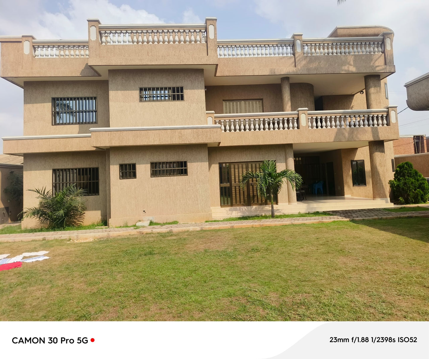 RÉSIDENCE 11 PIÈCES À VENDRE À NYÉKONAKPOÈ – 900 m² | TITRE FONCIER