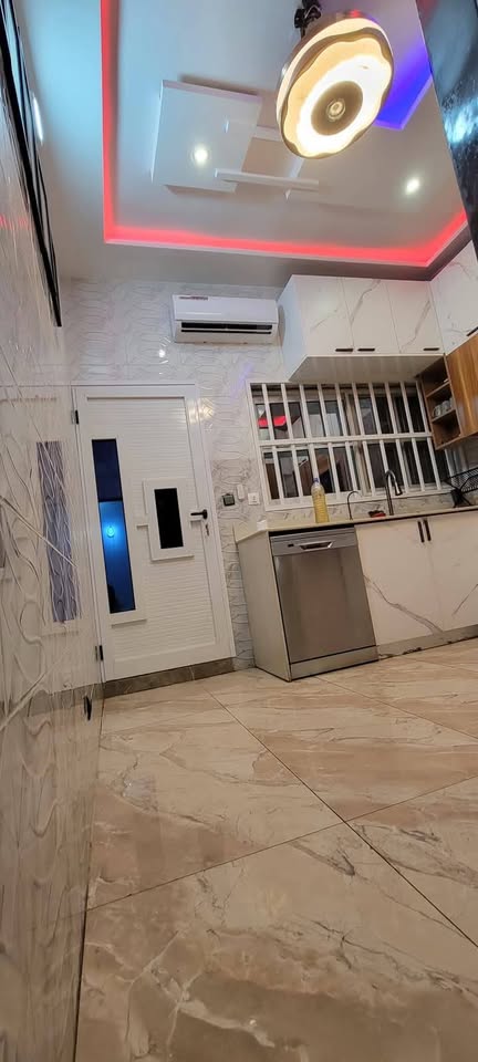 À LOUER – VILLA MEUBLÉE AVEC PISCINE DE 5 PIÈCES À AGODEKA – 04 CHAMBRES, CUISINE MODERNE, WIFI, GARAGE – 900.000F/MOIS