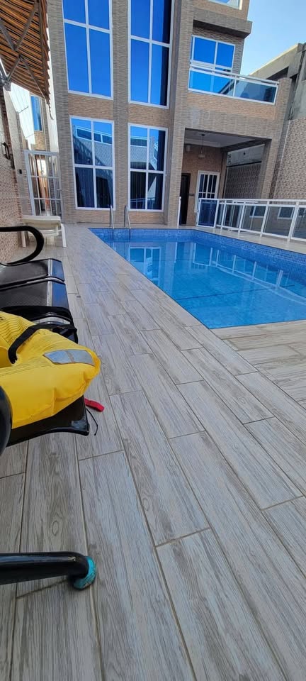 À LOUER – VILLA MEUBLÉE AVEC PISCINE DE 5 PIÈCES À AGODEKA – 04 CHAMBRES, CUISINE MODERNE, WIFI, GARAGE – 900.000F/MOIS