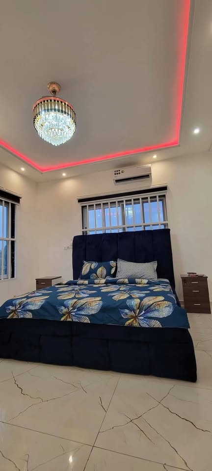 À LOUER – VILLA MEUBLÉE AVEC PISCINE DE 5 PIÈCES À AGODEKA – 04 CHAMBRES, CUISINE MODERNE, WIFI, GARAGE – 900.000F/MOIS