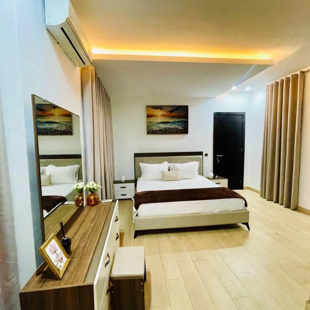 À LOUER : VILLA DUPLEX MEUBLÉ (3 CHAMBRES, BUREAU, GARAGE 2 VOITURES)