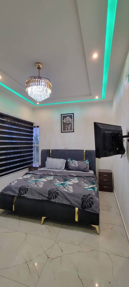 À LOUER – VILLA MEUBLÉE AVEC PISCINE DE 5 PIÈCES À AGODEKA – 04 CHAMBRES, CUISINE MODERNE, WIFI, GARAGE – 900.000F/MOIS