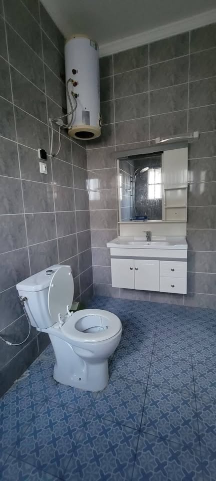 À LOUER – VILLA MEUBLÉE AVEC PISCINE DE 5 PIÈCES À AGODEKA – 04 CHAMBRES, CUISINE MODERNE, WIFI, GARAGE – 900.000F/MOIS