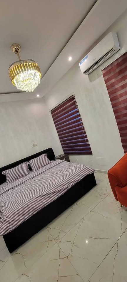 À LOUER – VILLA MEUBLÉE AVEC PISCINE DE 5 PIÈCES À AGODEKA – 04 CHAMBRES, CUISINE MODERNE, WIFI, GARAGE – 900.000F/MOIS