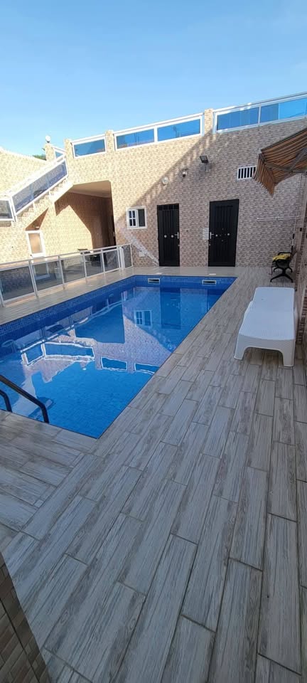 À LOUER – VILLA MEUBLÉE AVEC PISCINE DE 5 PIÈCES À AGODEKA – 04 CHAMBRES, CUISINE MODERNE, WIFI, GARAGE – 900.000F/MOIS