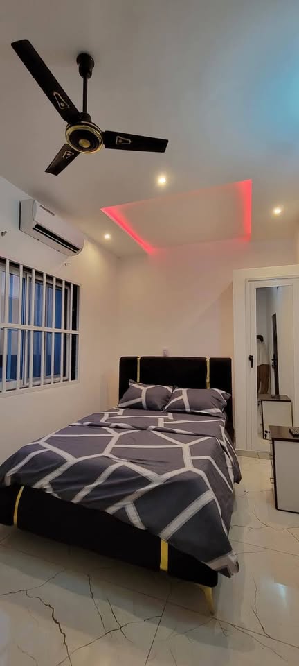 À LOUER – VILLA MEUBLÉE AVEC PISCINE DE 5 PIÈCES À AGODEKA – 04 CHAMBRES, CUISINE MODERNE, WIFI, GARAGE – 900.000F/MOIS