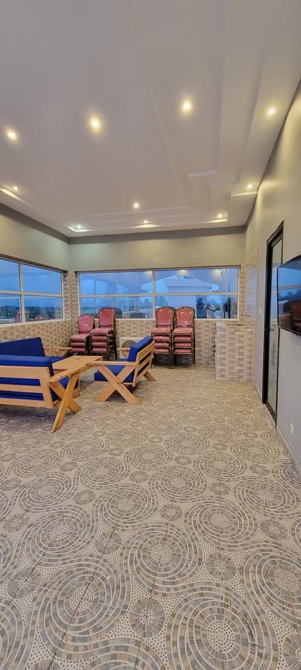 À LOUER – VILLA MEUBLÉE AVEC PISCINE DE 5 PIÈCES À AGODEKA – 04 CHAMBRES, CUISINE MODERNE, WIFI, GARAGE – 900.000F/MOIS