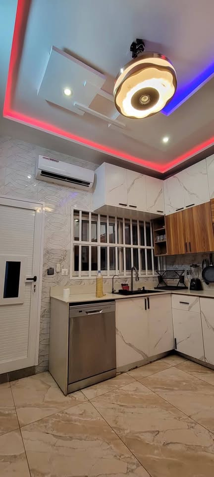 À LOUER – VILLA MEUBLÉE AVEC PISCINE DE 5 PIÈCES À AGODEKA – 04 CHAMBRES, CUISINE MODERNE, WIFI, GARAGE – 900.000F/MOIS