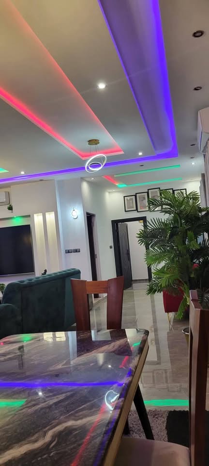 À LOUER – VILLA MEUBLÉE AVEC PISCINE DE 5 PIÈCES À AGODEKA – 04 CHAMBRES, CUISINE MODERNE, WIFI, GARAGE – 900.000F/MOIS