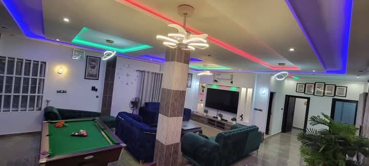 À LOUER – VILLA MEUBLÉE AVEC PISCINE DE 5 PIÈCES À AGODEKA – 04 CHAMBRES, CUISINE MODERNE, WIFI, GARAGE – 900.000F/MOIS