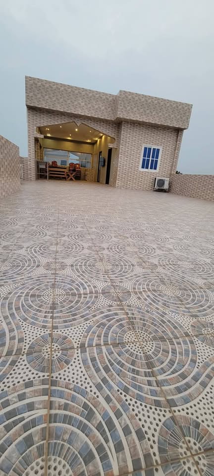 À LOUER – VILLA MEUBLÉE AVEC PISCINE DE 5 PIÈCES À AGODEKA – 04 CHAMBRES, CUISINE MODERNE, WIFI, GARAGE – 900.000F/MOIS