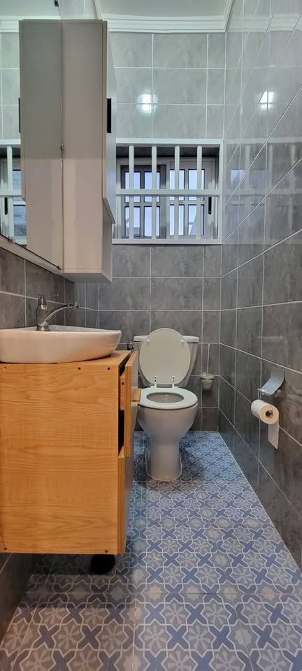 À LOUER – VILLA MEUBLÉE AVEC PISCINE DE 5 PIÈCES À AGODEKA – 04 CHAMBRES, CUISINE MODERNE, WIFI, GARAGE – 900.000F/MOIS