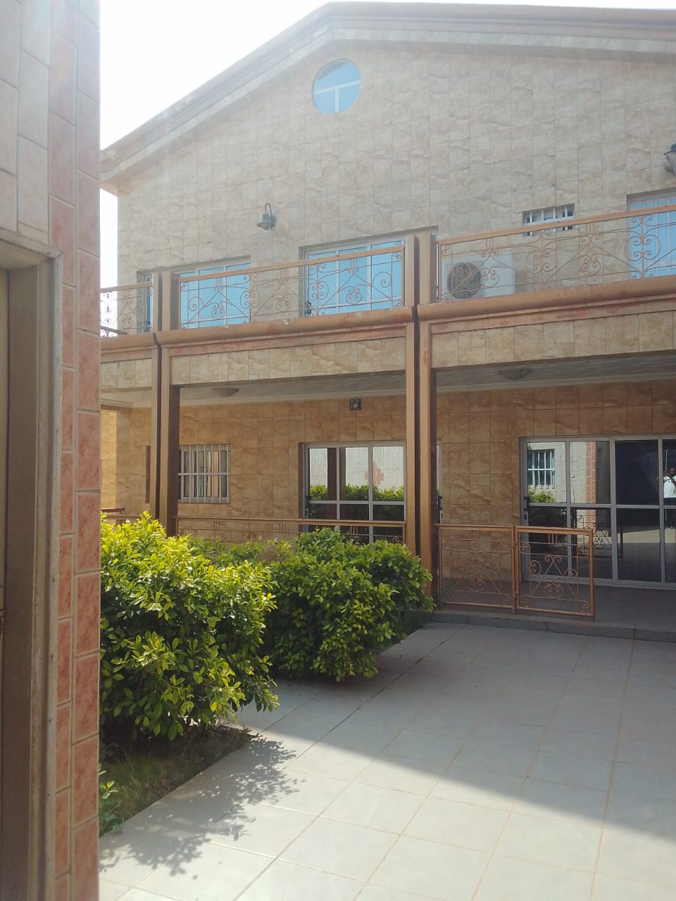 Villa R+1 de 5 chambres en vente à Totsi – 100 millions FCFA