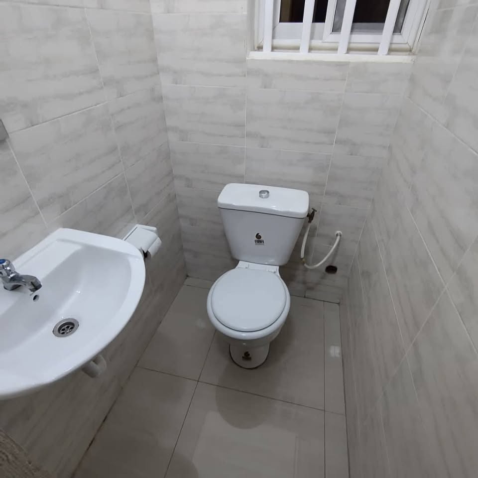 À LOUER – VILLA MEUBLÉE DE 3 CHAMBRES À ADIDOGOMÉ (500.000F/MOIS)