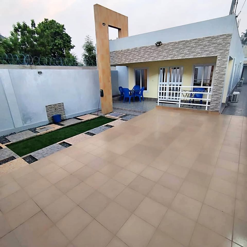 À LOUER – VILLA MEUBLÉE DE 3 CHAMBRES À ADIDOGOMÉ (500.000F/MOIS)