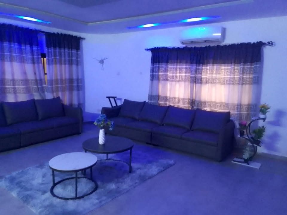 À LOUER – VILLA MEUBLÉE 4 PIÈCES À ADIDOGOMÉ MASSALASSI – 3 CHAMBRES, SALON, JARDIN, GARAGE – 500.000 FCFA/MOIS