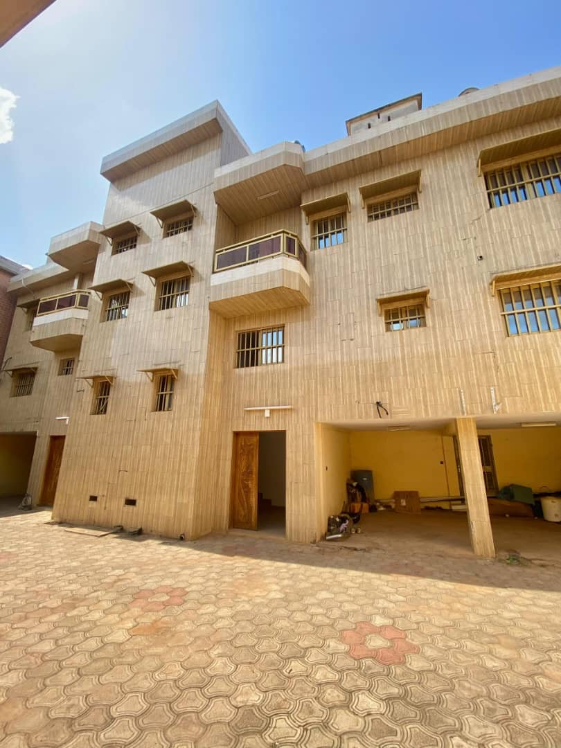 UN IMMEUBLE 5 PIÈCES + 3 BOUTIQUES À VENDRE À ADIDOGOMÉ APÉDOKOÈ