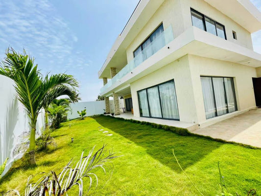 À LOUER – VILLA MEUBLÉE 4 PIÈCES (3 CHAMBRES SALON) EN COUR UNIQUE À KPOGAN