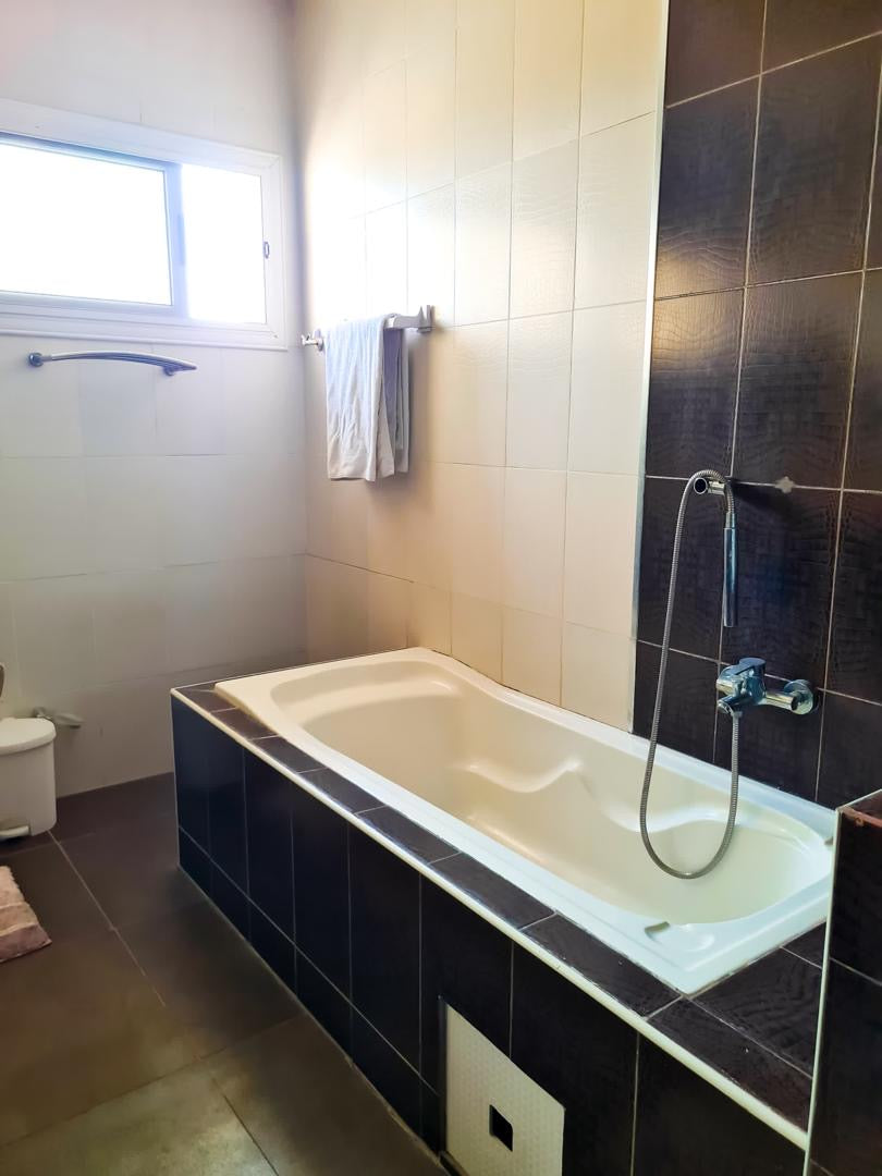 VILLA 7 PIÈCES MEUBLÉE À VENDRE À BAGUIDA – 200 m² | TITRE FONCIER