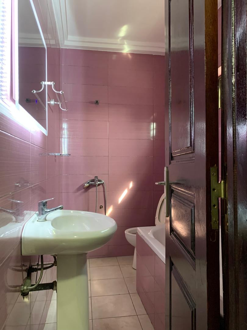 UNE MINI VILLA À VENDRE – À CÔTÉ DE L’HÔTEL DE L’AÉROPORT DE LOMÉ (ANGLE DE RUE)