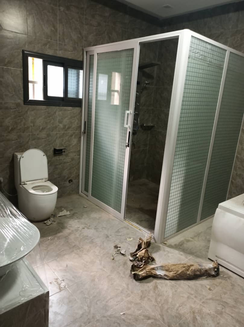 VILLA 8 PIÈCES + PISCINE À VENDRE À ADIDOGOMÉ SAGBADO – 2 LOTS | TITRE FONCIER