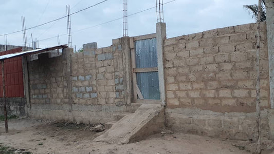 VILLA 2 CHAMBRES SALON À VENDRE À  LOMÉ - APESSITO – URGENCE