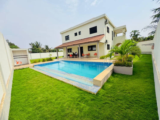 À LOUER – Villa meublée avec piscine à Zanguéra | 4 chambres | Grand jardin | 1.200.000 FCFA/mois