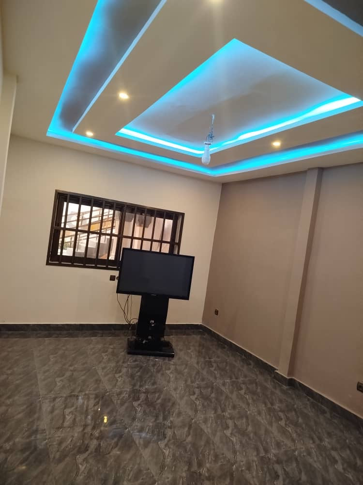 À LOUER : VILLA DUPLEX DE 9 PIÈCES À ADIDOGOMÉ – 700.000F/MOIS