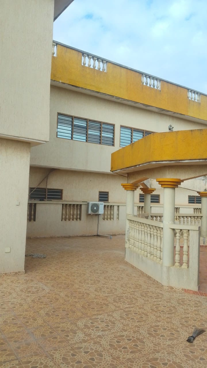 UN HÔTEL À VENDRE À AGOÈ ASSIYEYE FIOVI