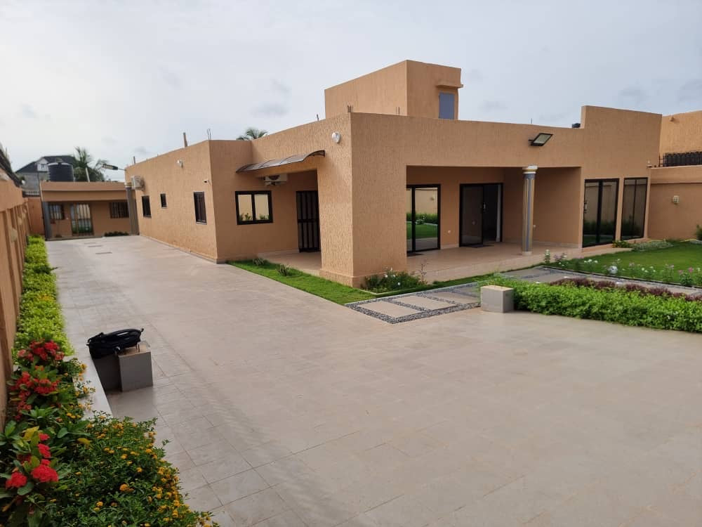 VILLA 7 PIÈCES À LOUER À ADIDOGOMÉ AMADAHOMÉ – 700.000 FCFA