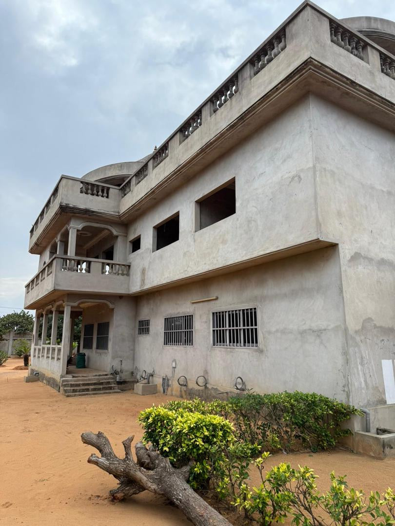 VILLA DE 8 CHAMBRES SUR 4 LOTS À VENDRE À KPOGAN
