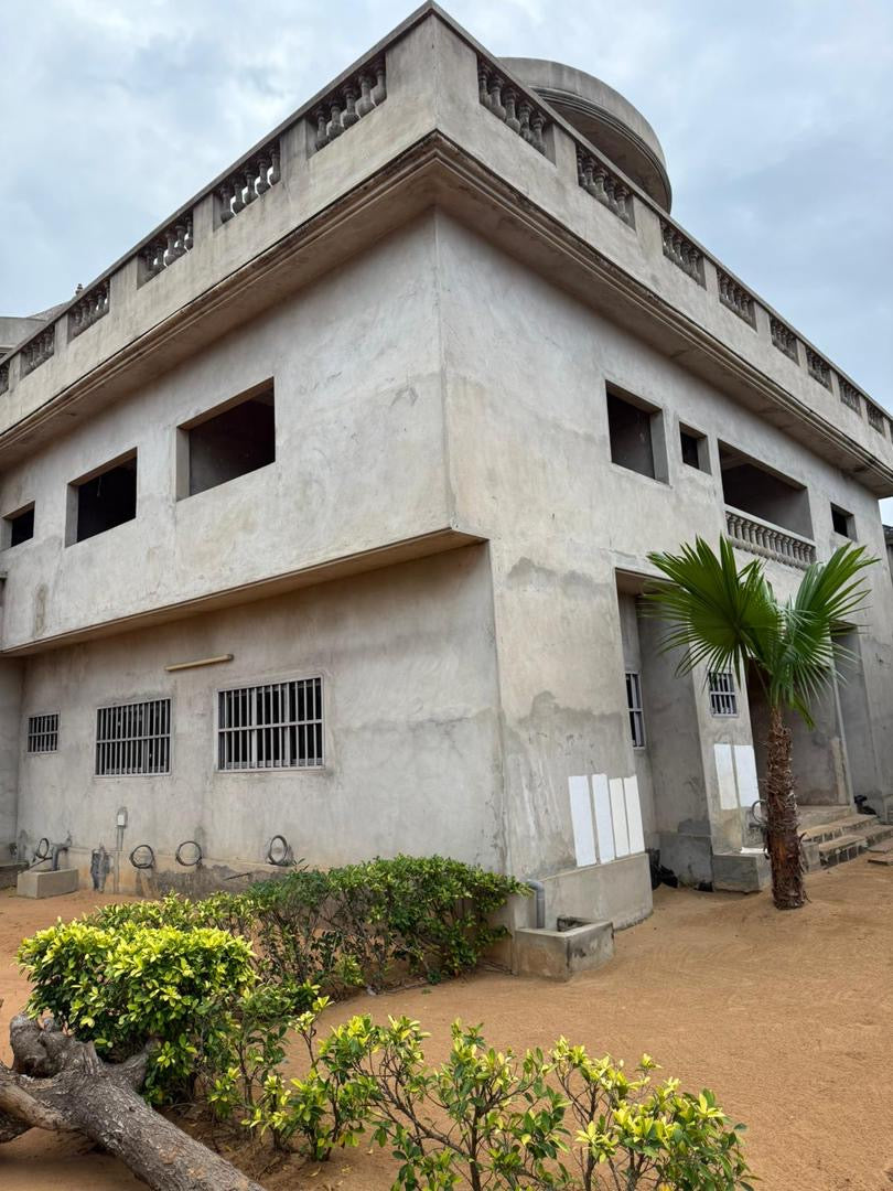VILLA DE 8 CHAMBRES SUR 4 LOTS À VENDRE À KPOGAN